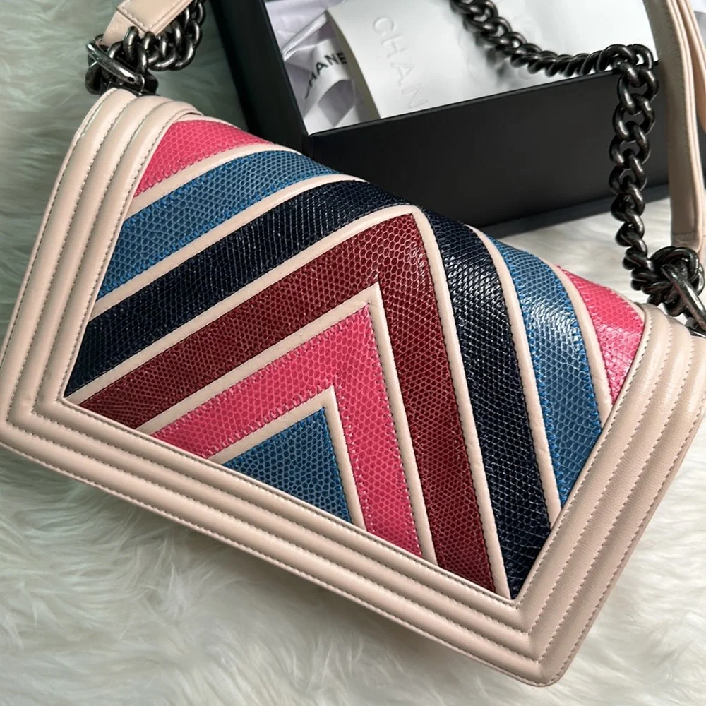 Chanel Exotic Lizard Chevron Pattern. Pale pink leather, LIMITED EDITION - Picture 9 of 10